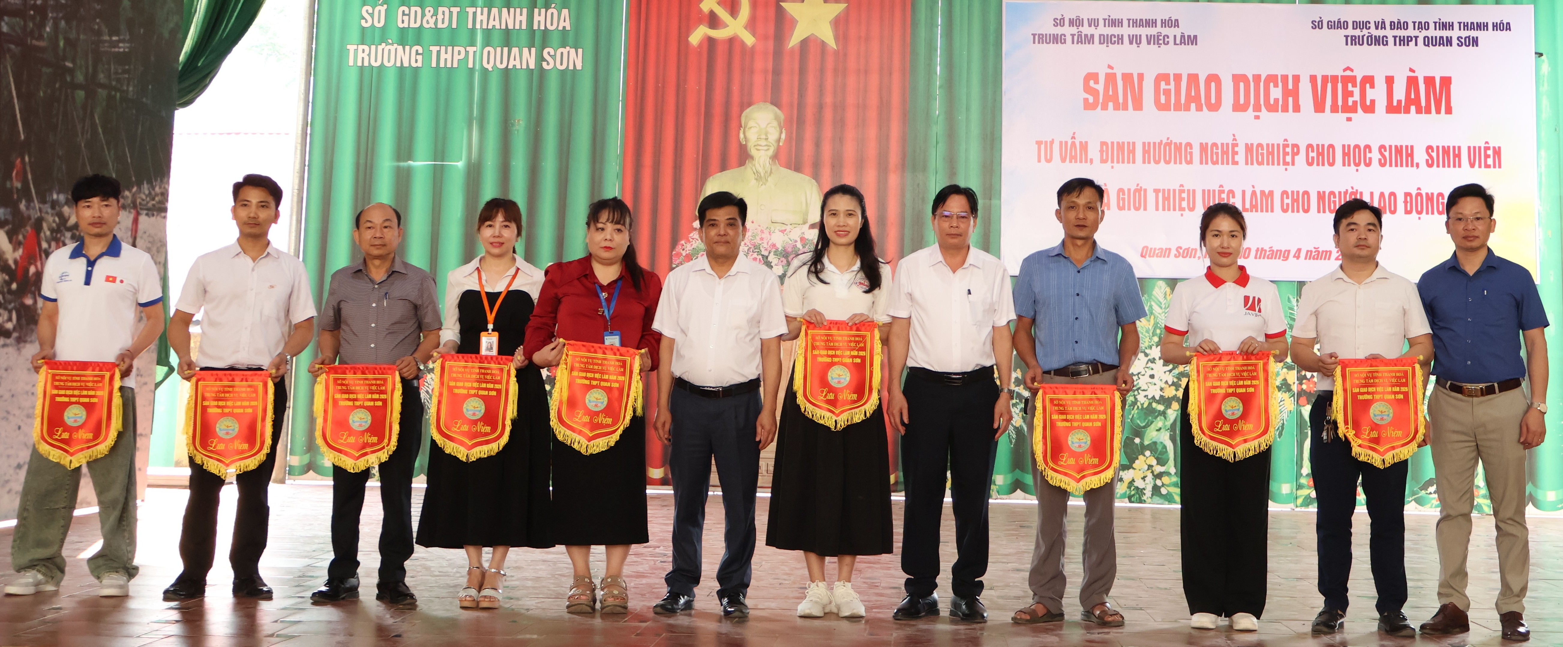  Ja Việt tham gia Sàn giao dịch việc làm tại THPT Quan Sơn, Thanh Hóa